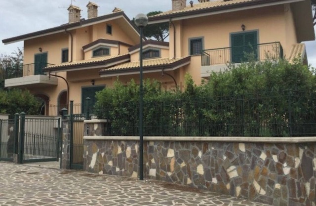 Detached villa immersed in the quiet and greenery of the Roman Castles.