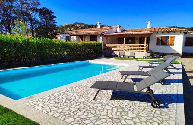 Detached villa with large garden and swimming pool 50 mt from the sea
