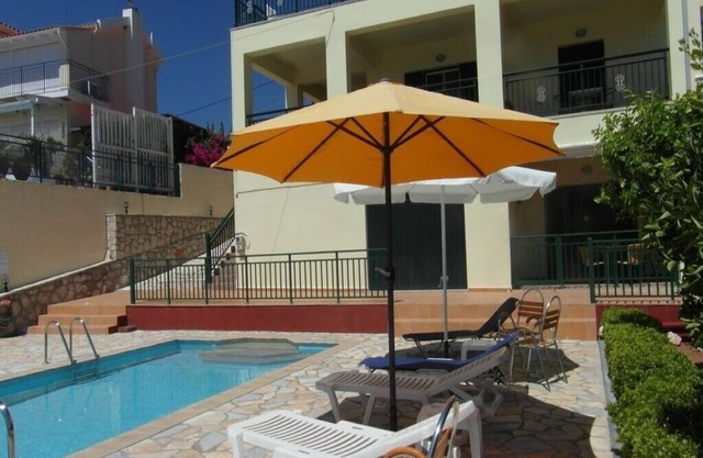 Detached Villa with Pool: Sleeps 6 to 10 people