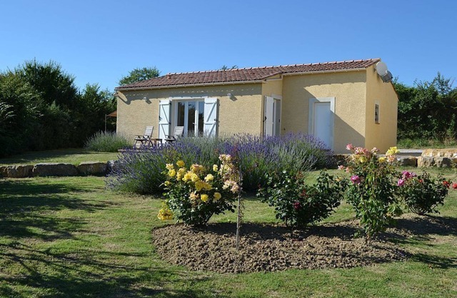 Detached villa with private garden, panoramic views of the Pyrenees
