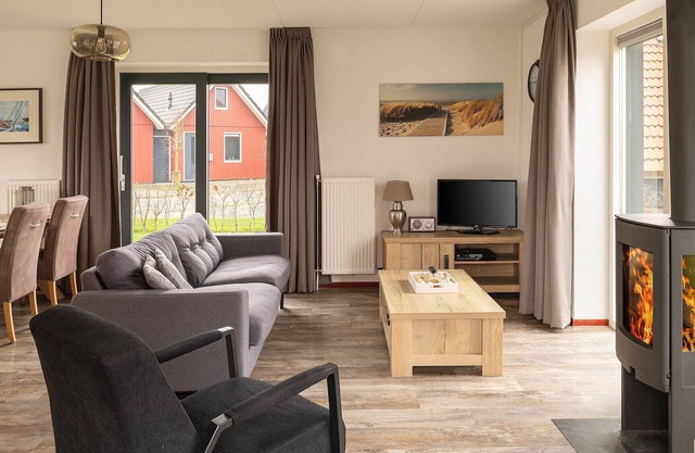 Detached waterfront holiday home for 4 people