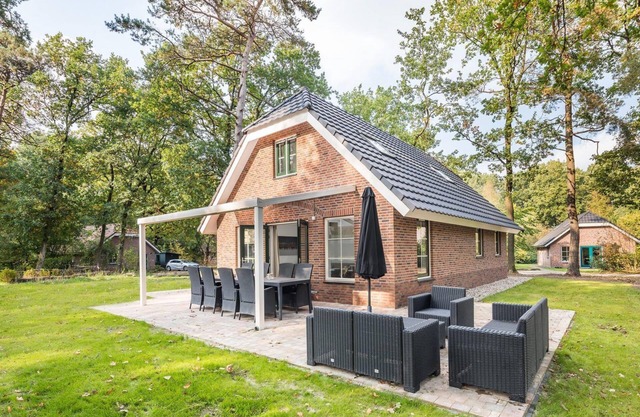 Detached wellness bungalow with sauna, whirlpool, and sunshower.