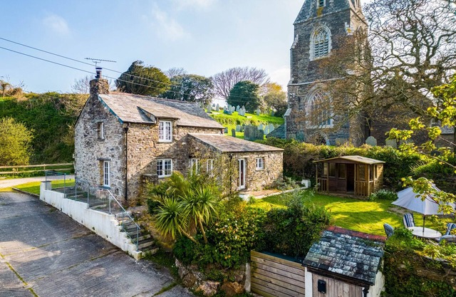DINGLES COTTAGE, pet friendly, with a garden in Rock