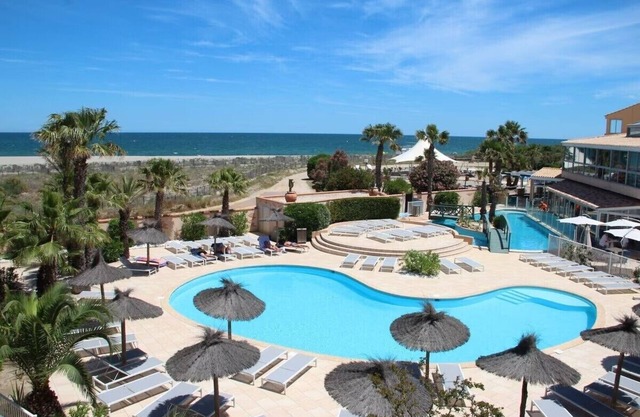 DIRECT ACCESS TO SEA AND POOL, COMPLETELY REFURBISHED IN 2019