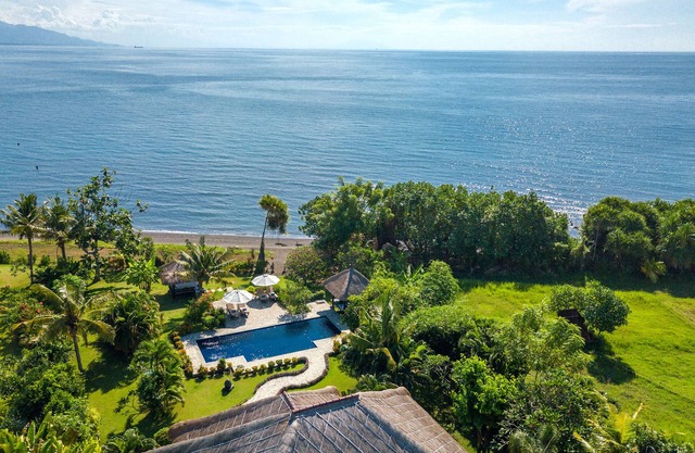 Direct beachfront 4BR/BR villa in tropical garden. Villa chef, villa pool, WiFi