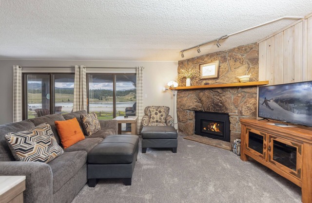 Direct Lake Views, Modern Condo on Lake Dillon, Minutes to Keystone, On Bus Route