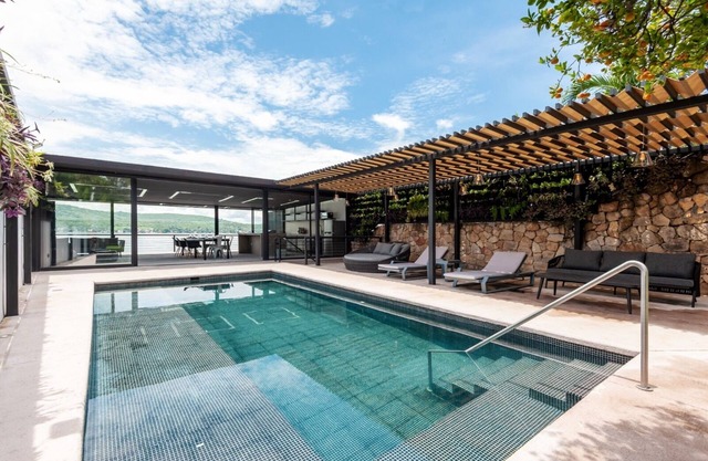 Direct lakefront total home in Teques, spa, gym, karaoke, games room, staff