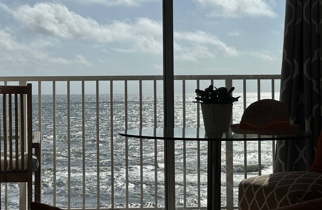 Direct Oceanfront Studio with Balcony, King Bed, Kitchenette, and Wifi