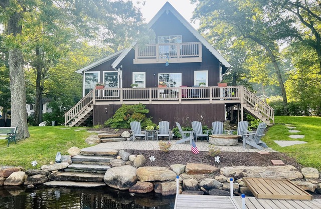 Direct waterfront Lake House, stunning views Sleeps 8 on a private PENINSULA!