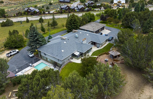 DISCOUNTED August rates! Perfect for family reunions.Sleeps 50-pickleball &POOL!