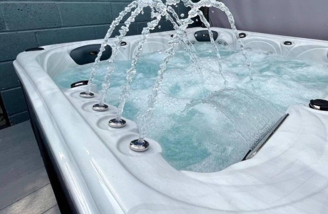 Discover the Ultimate Retreat, W/hot Tub, Unwind and Recharge-100mtr From Beach