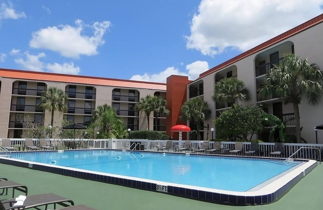 Disney Group Getaway! 2 Comfy Units, Close to Universal! Pool, Breakfast.
