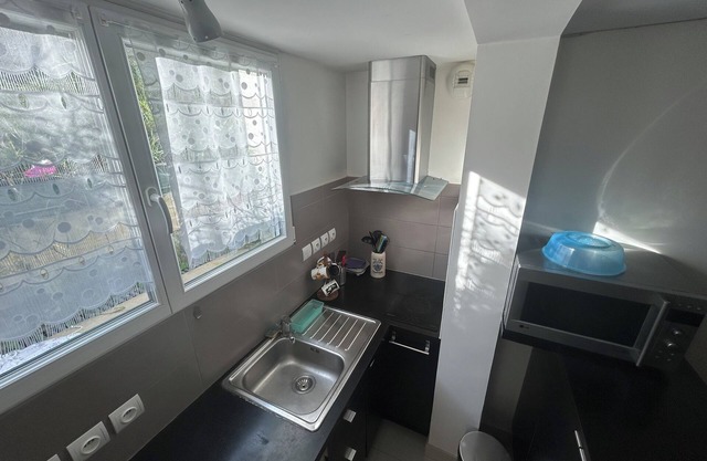 Disneyland Paris AND Studio Located ON Line Between RER A