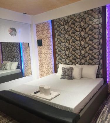 DJCI Apartelle Walk to Robinson & NE Pacific Mall 3 Min to SM Cabanatuan