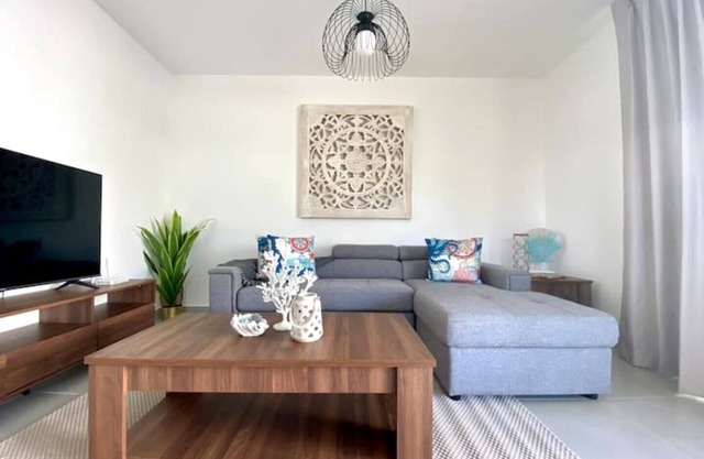 Elegant and spacious villa with pool and jacuzzi near the beach