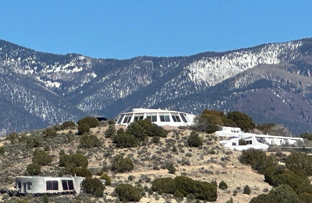 Dobson House-Famous Taos Earthship Inn