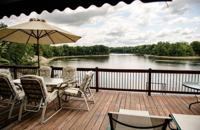 Doc's Lake House Lakefront
