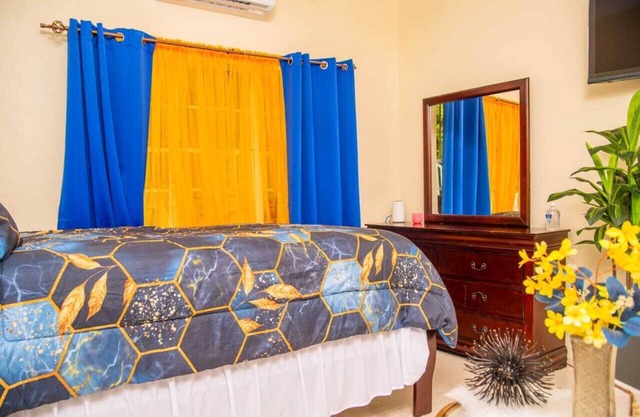 Doc's Paradise Blue Apartment