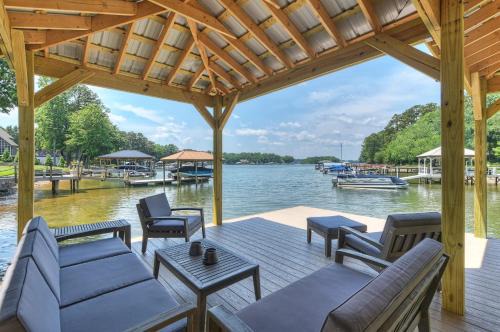 Dock Holiday by AvantStay Custom Home New Dock