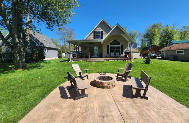 Dock Holiday- Charming King Suite, 2BRM with WiFi, AC in beautiful Ashville