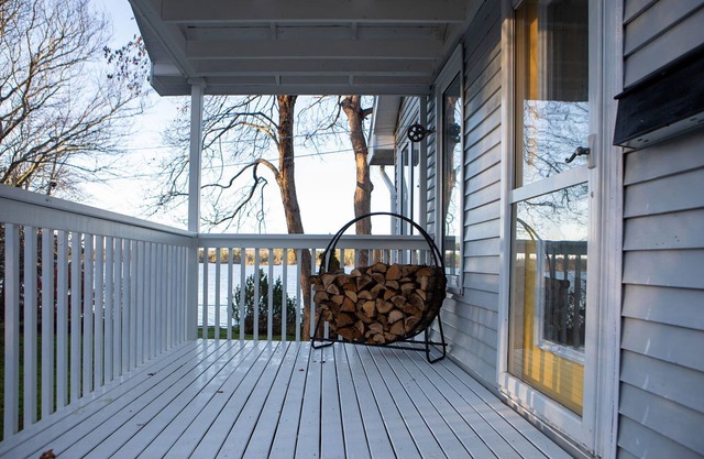 Dog Friendly 3 bedroom Lake House. Fenced Yard