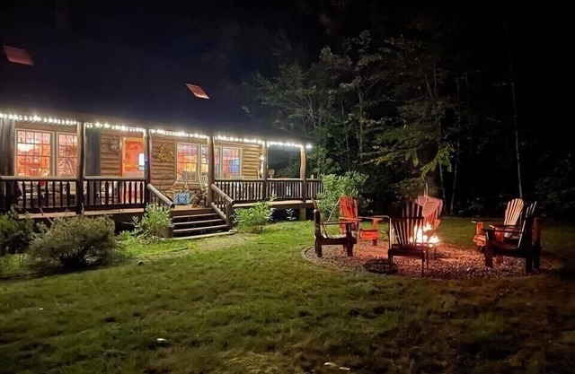 Dog-Friendly 5 Bedroom Log Cabin with Hot Tub in the Heart of Southern Maine