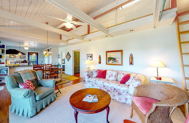 Dog-friendly bayfront home close to Rockland with water view - snowbirds welcome
