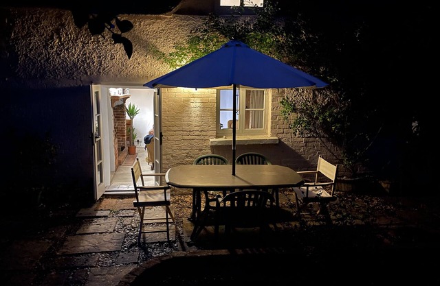 Dog Friendly beautiful thatched cottage in tranquil settings near Stonehenge.