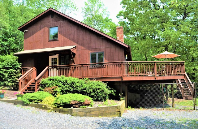 Dog-Friendly Chalet in the Heart of the Poconos-Fenced Yard