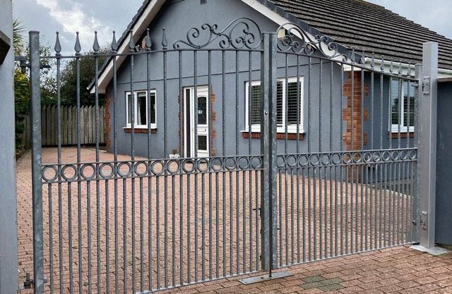Dog-Friendly Coastal Retreat – Explore the 7 Bays with a Sunny Garden & Parking!