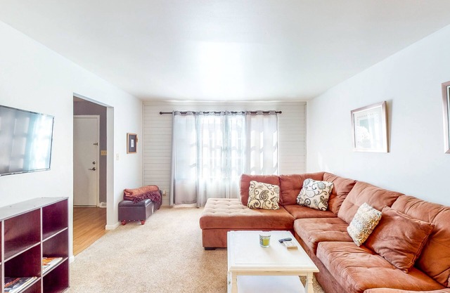 Dog-Friendly Condo near Indiana University - Full Kitchen & Assigned Parking