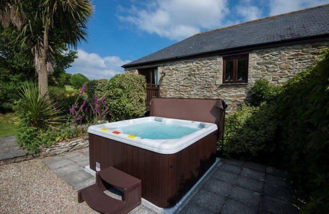 Dog-friendly converted Mill w/hot tub - sleeps 8
