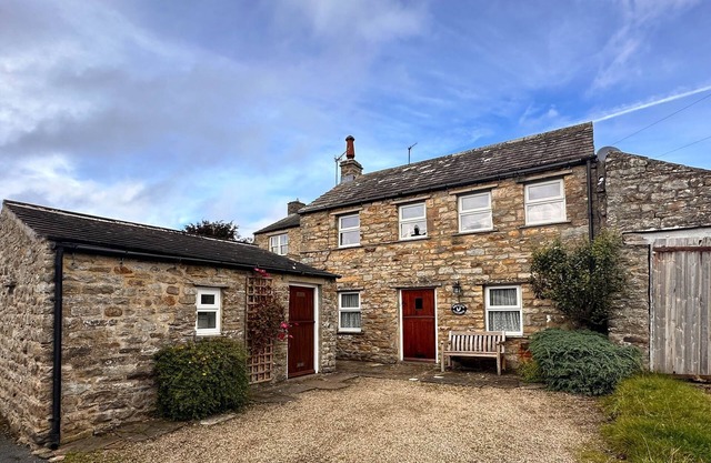 Dog friendly, cosy cottage w/free Wifi, multi fuel stove & pub nearby