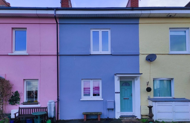Dog friendly Cottage perched on the hillside overlooking Neyland’s marina in Pembrokeshire.