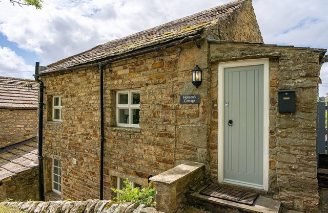 Dog friendly cottage, w/fantastic views, sleeps 3, w/private terrace & modern electric radiators