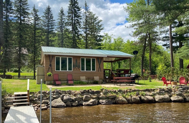 Dog friendly, fenced yard, sitting on the shore of Oxbow Lake
