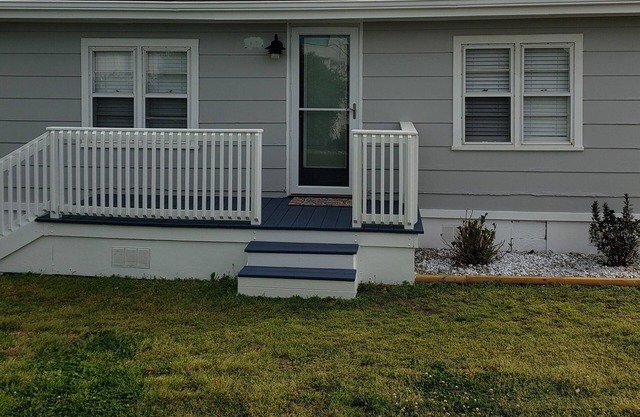 Dog Friendly, Fully Updated Kure Beach Cottage, 2 min. walk to the sand.