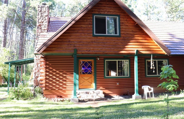 Dog-friendly Home with Hot Tub - Near Crater Lake