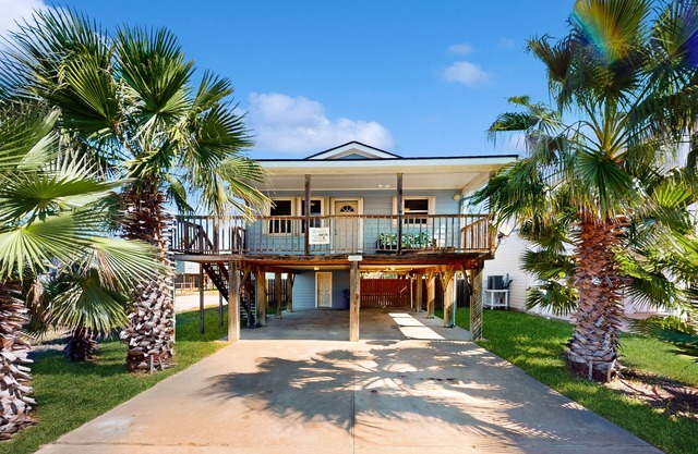Dog-friendly house close to the beach w/WiFi, private washer/dryer