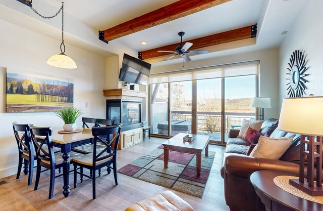 Dog-friendly Newpark townhome w/private hot tub, washer/dryer, & central AC