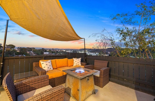 Dog-Friendly Oasis: Hot Tub, AC & Game Room
