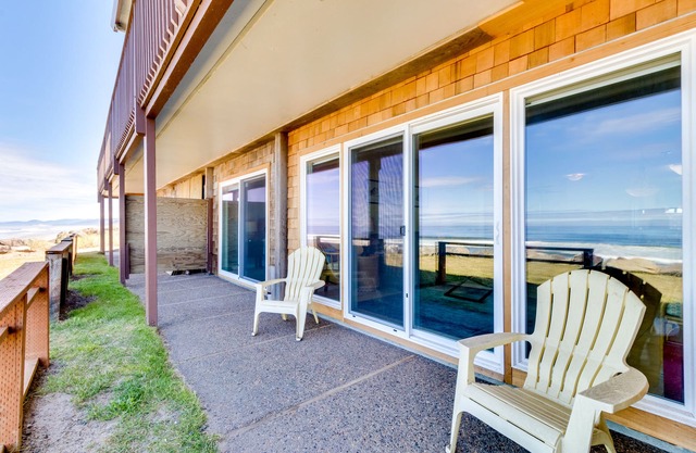 Dog-Friendly Oceanfront Condo with Sweeping Views and Beach Access