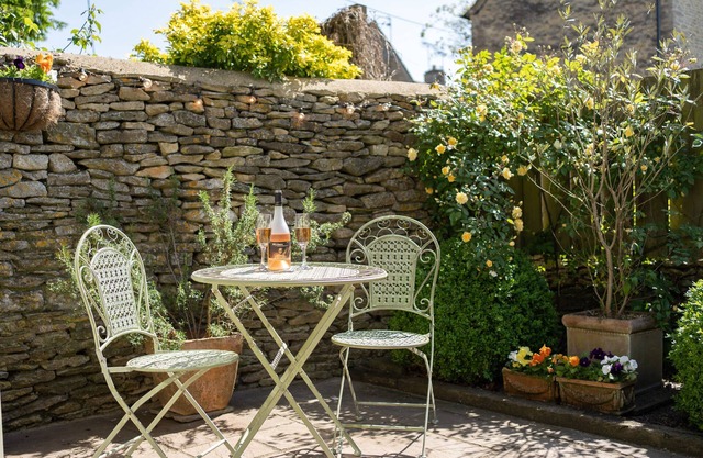 Dog friendly one bed holiday cottage in Fairford - Wood Cottage