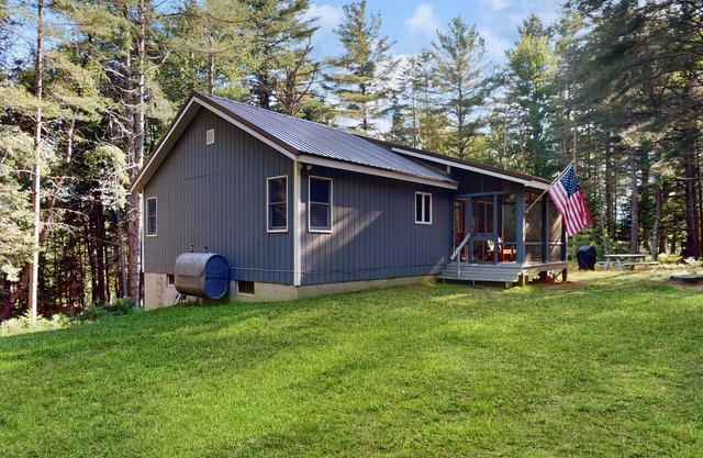 Dog-friendly, riverfront cabin with grill, kayaks and firepits