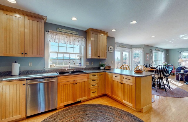 Dog-friendly secluded home w/ private hot tub, high-speed WiFi & wood fireplace