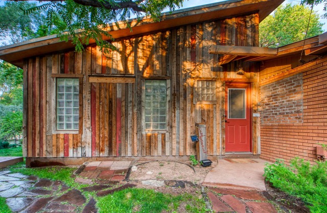 Dog-friendly studio in town - walkable to restaurants & creek-side trail