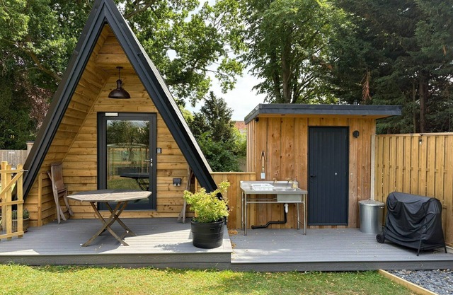 Dog-Friendly Woodland Hideaway: A Quirky, Romantic Escape with Hot Tub