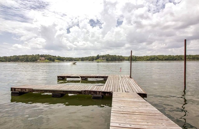 DOGS LOVE THIS LAKEFRONT COZY COTTAGE