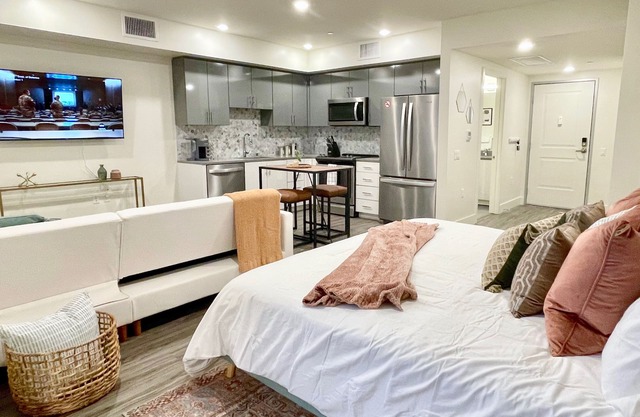 Dogs Stay Free Luxe Downtown Apt King Bed Garage Parking In-Unit W/D