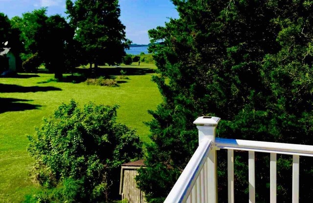 DOLCE VIDA -KENT ISLAND HOME WITH POOL AND OCEAN VIEW-sleeps 8-10-PETS ALLOWED.